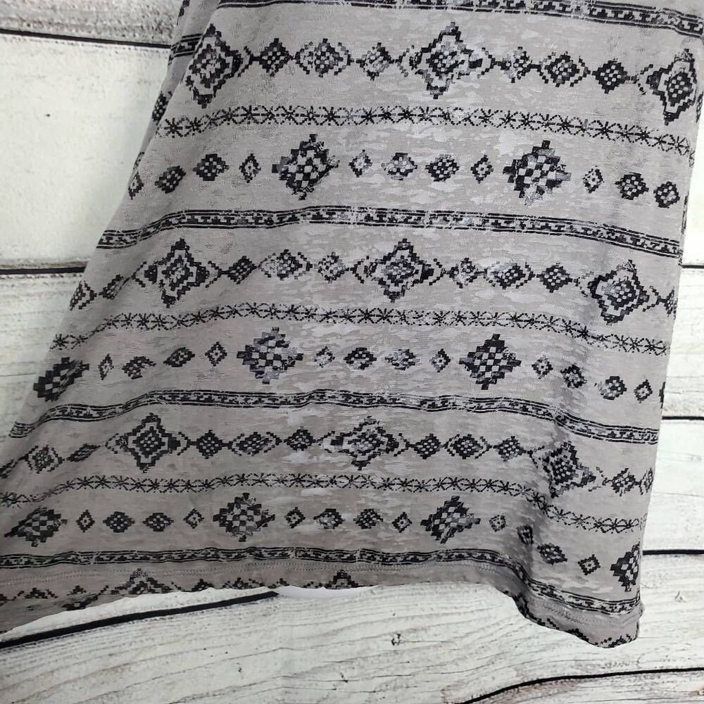 Maurices Women’s Gray Black Tribal Print Racerback Tank Top Size 0 - Picture 3 of 8